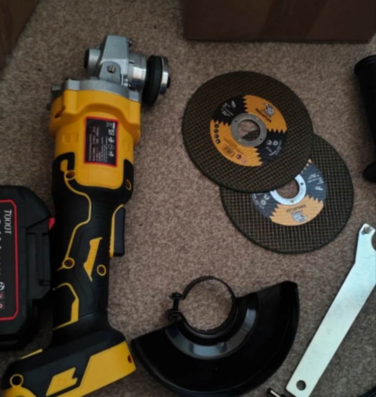 Cordless Angle Grinder with Discs and Accessories – New