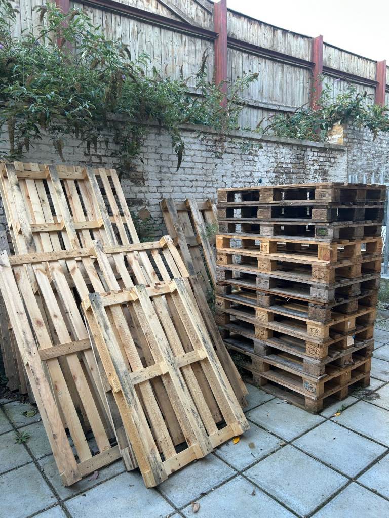 Free wooden pallets