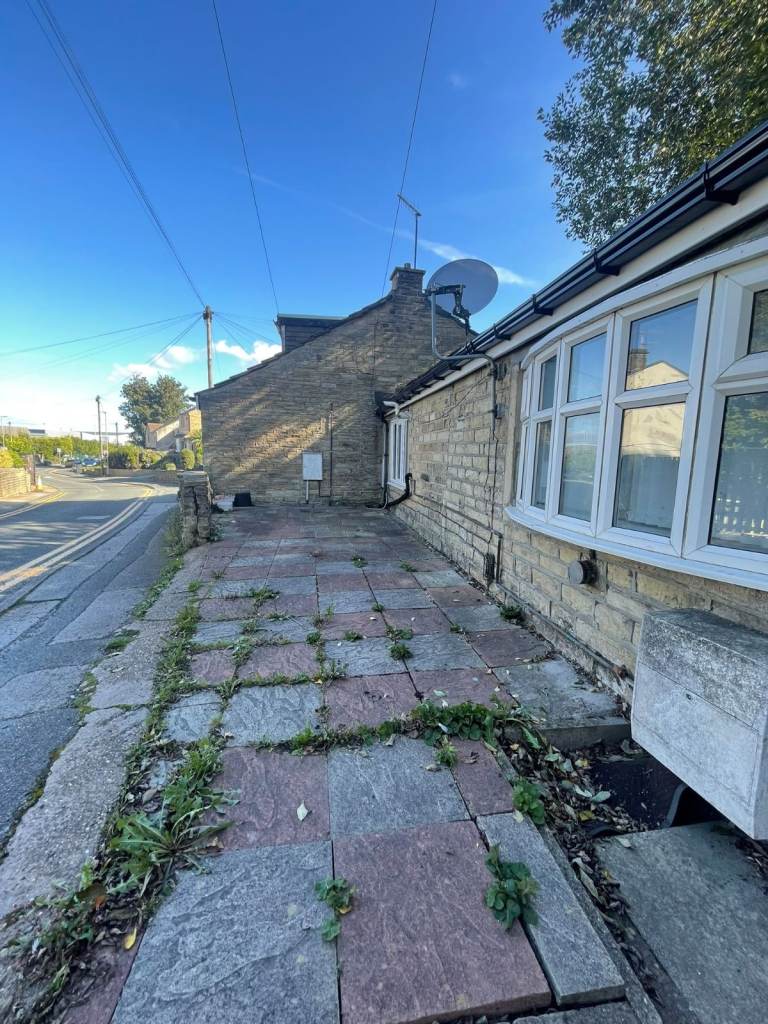 🏡 Double-Fronted 1-Bedroom Bungalow with Off-Road Parking – £650 PCM