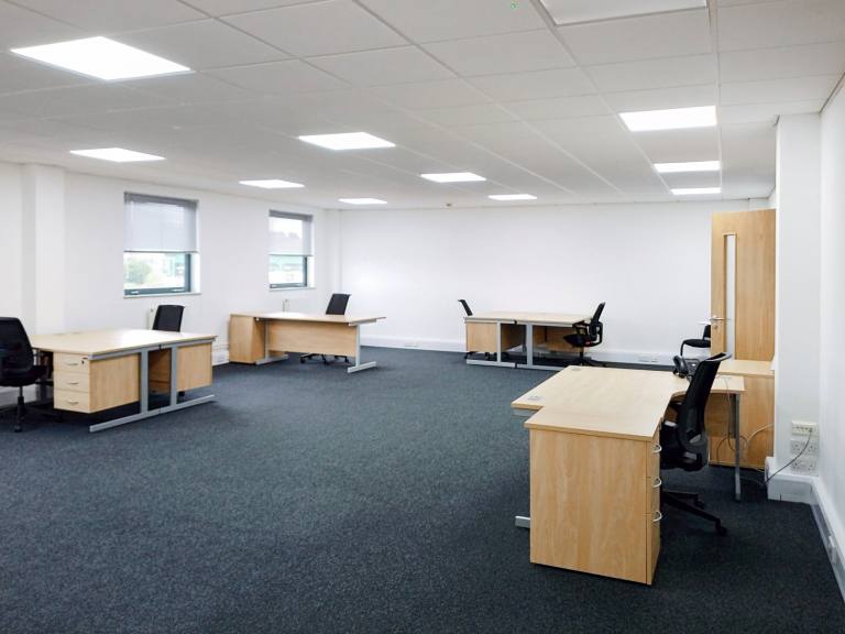Evesham - WR11 1GP \ Private Office Rental with a 5-Desk Setup