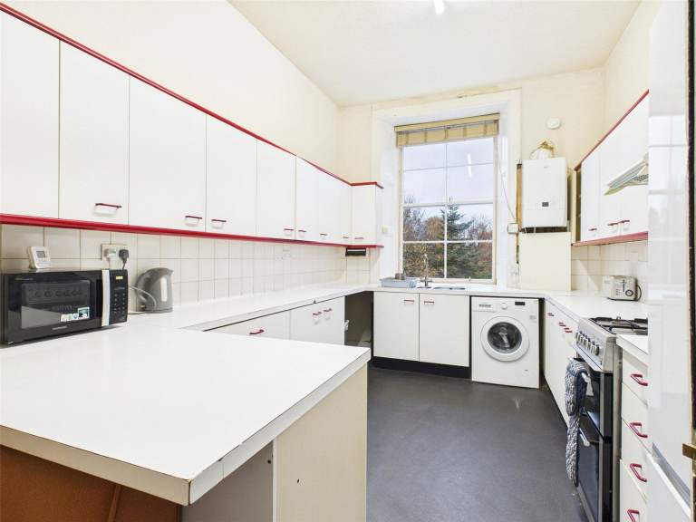 Very spacious, 4 bedroom, HMO flat in Marchmont – available immediately