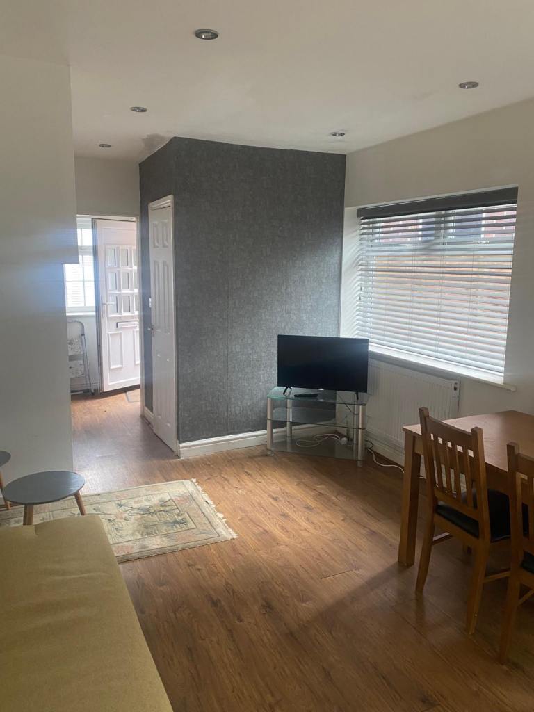 Property TO LET in Gatley