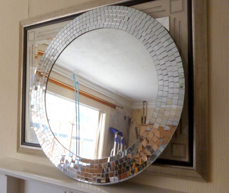 LARGE ROUND WALL MIRROR WITH MOSAIC BORDER.