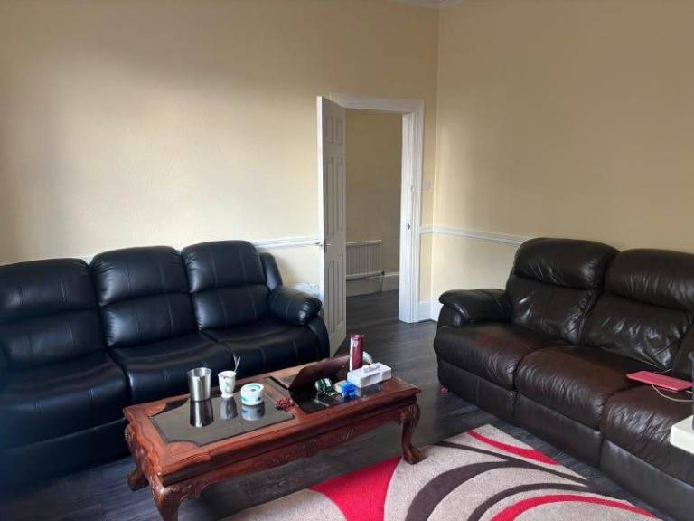 Double Bed in a Spacious 3 Bed House