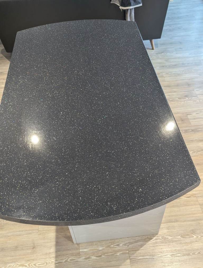 Black Quartz Effect Sparkle Kitchen Island Worktop – Ex Condition. Approx 900mm x 1600mm