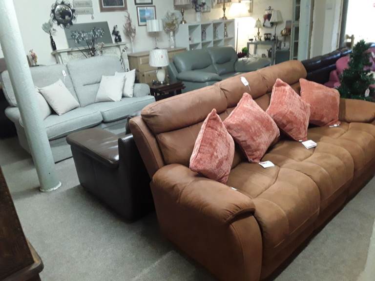 Fab vintage gold bushy 5ft Christmas tree Low Cost Moves 2nd Hand Furniture STALYBRIDGE SK15 3DN