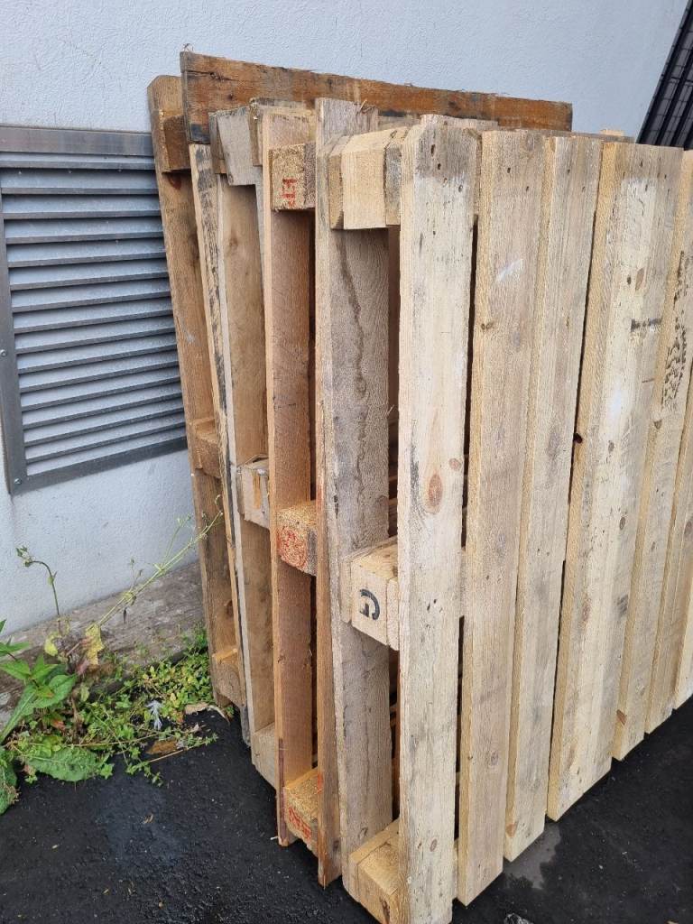 Job Lot of 4 Wooden Pallets – FREE (Collection from Shurgard Croydon Purley Way)