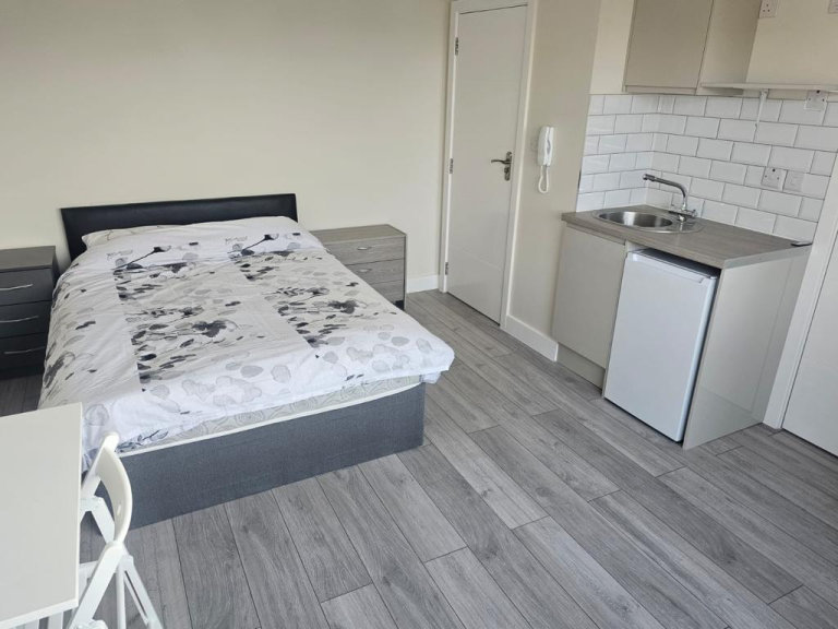 6 bed HMO en-suites and kitchettes for company let-AVAILABLE FOR COMPANY LET