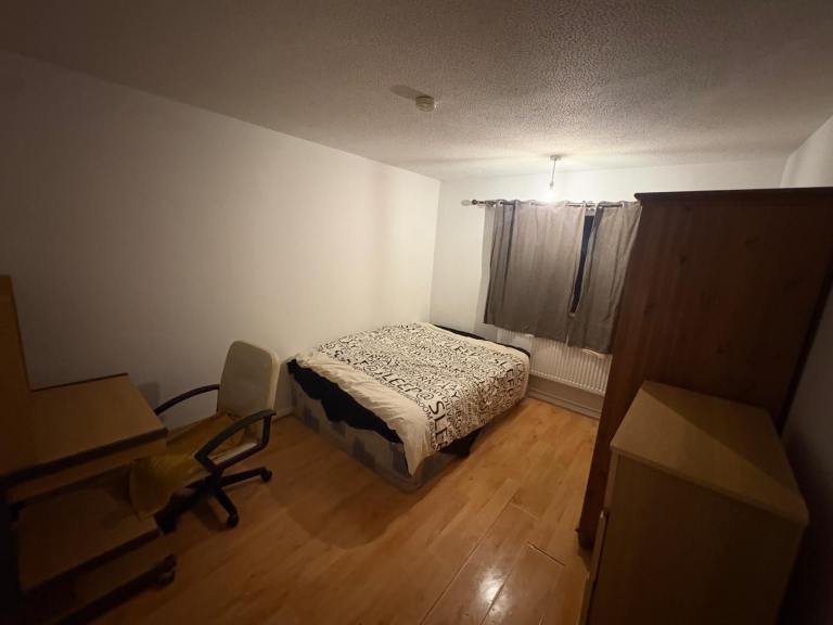 Spacious big double room 825 per month or bills include included