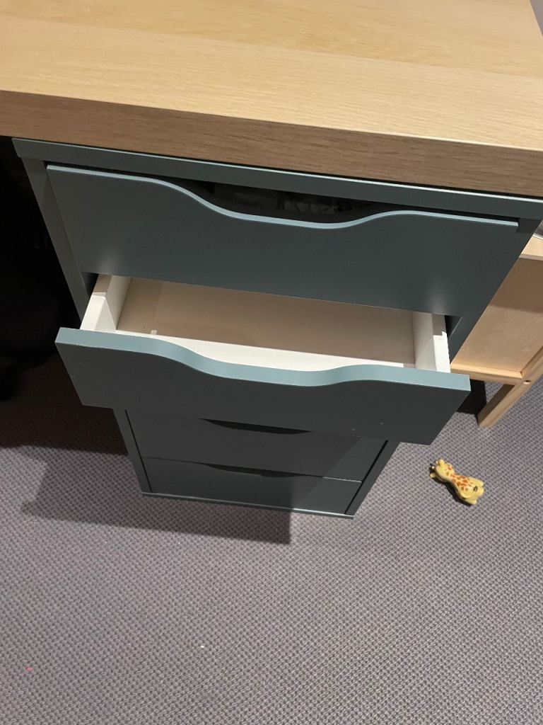 Kids desk - perfect condition and great quality - seats 2