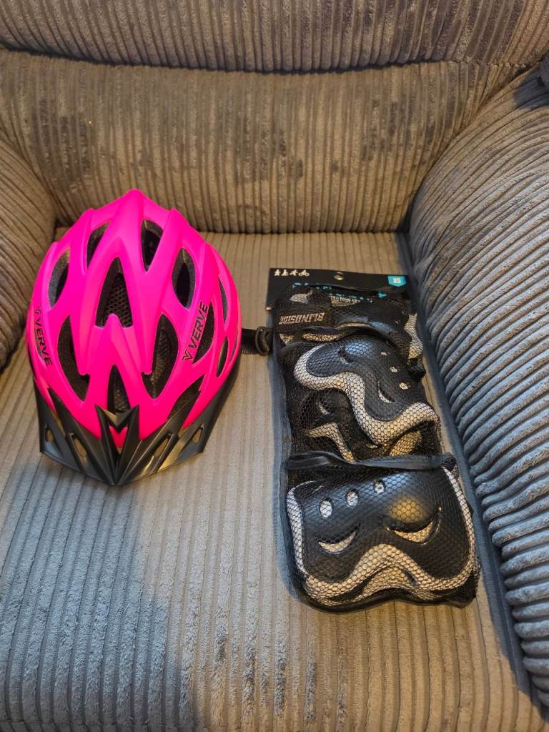 Smyths toys girls helmet and prtection set52-56cm