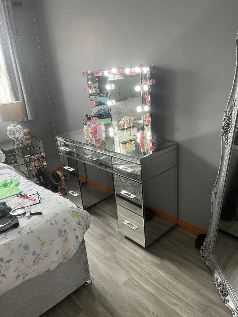 Mirrored Dressing Table with Hollywood Mirror