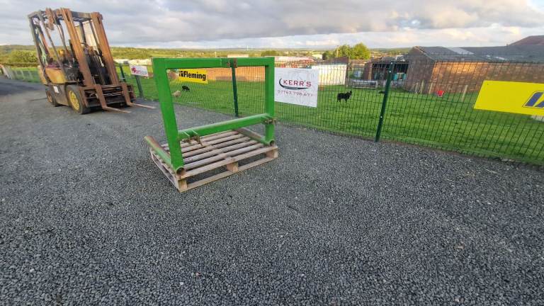Tractor three point linkage single bale lifter carrier 