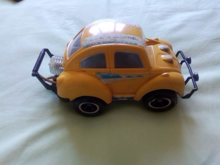 Very collectable Tomy vw yellow beetle air jammer toy car 