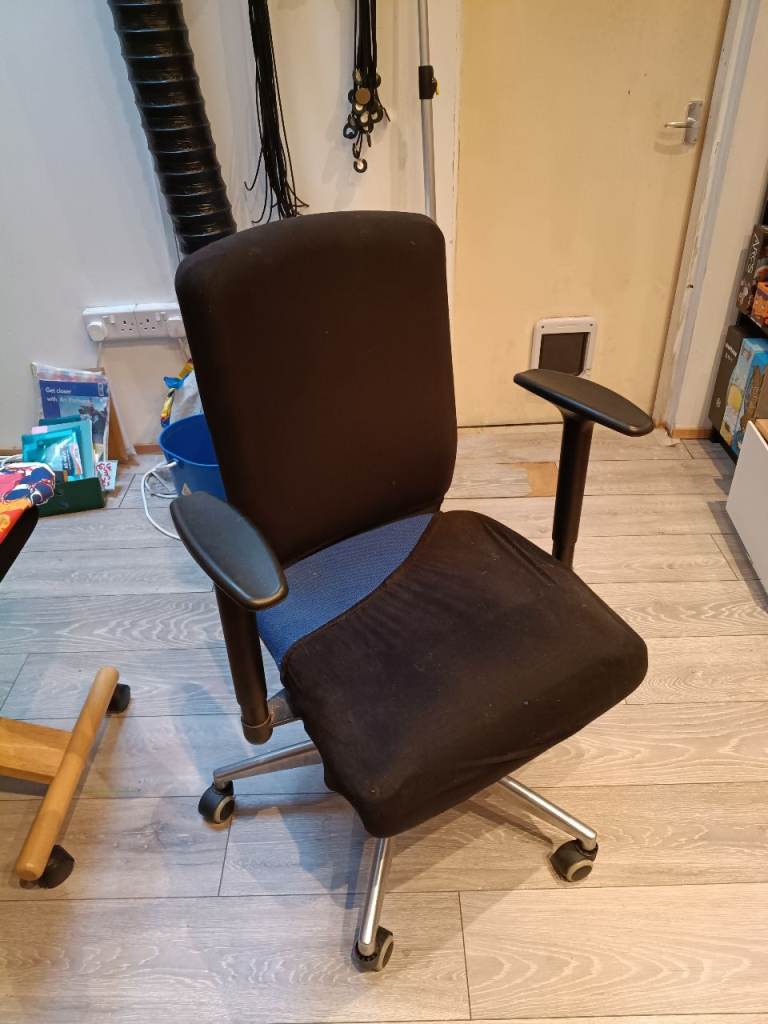 Black Office Chair with Armrests – Good Condition