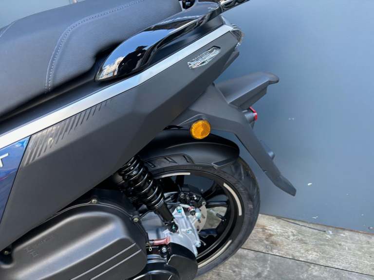 Peugeot Tweet 125 Automatic Twist and Go Scooter PCX125 NMAX
