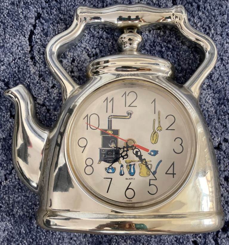 Clock Shiny Kettle shaped Kitchen Quartz Clock – post or collect