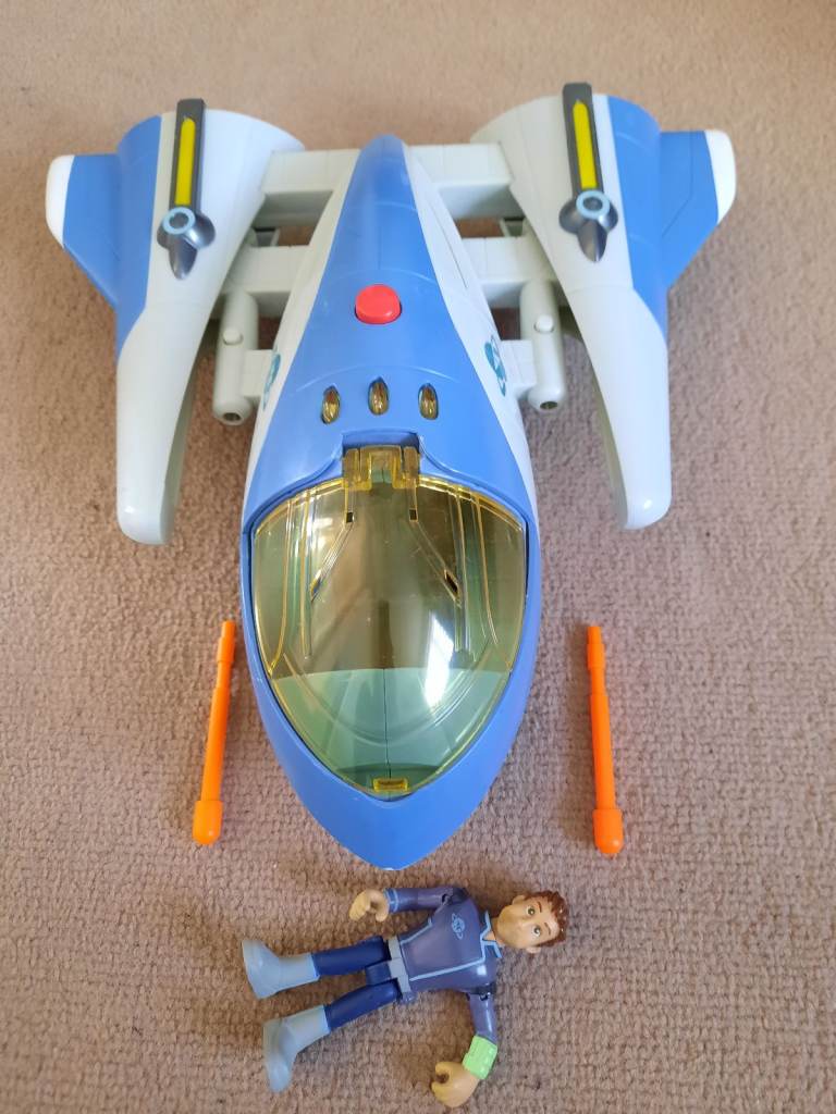 Rocket spaceship with shooting bullets 