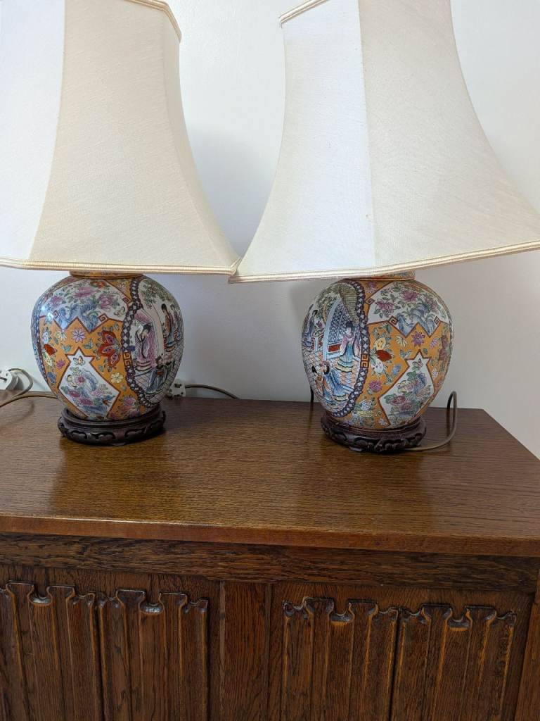 A pair of table /bedside lamps 