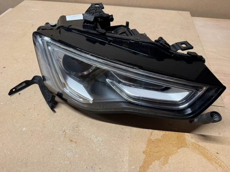 Audi A5 8T Drivers Headlight (DAMAGED LENS) - 8T0941044D