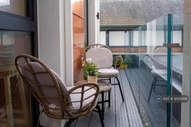 1 bedroom flat in King Street, London, W3 (1 bed) (#3033069)