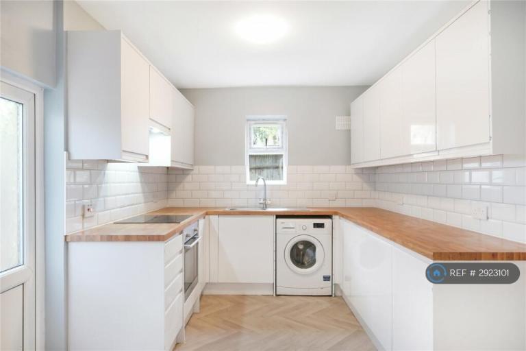 5 bedroom house in Harcourt Road, London, SE4 (5 bed) (#2923101)