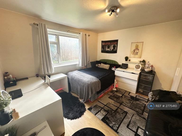 4 bedroom house in Dolphin Close, Surbiton, KT6 (4 bed) (#2775410)