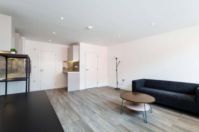 ✨ Bright & Versatile Commercial Room – Edgware – £850 pcm + VAT