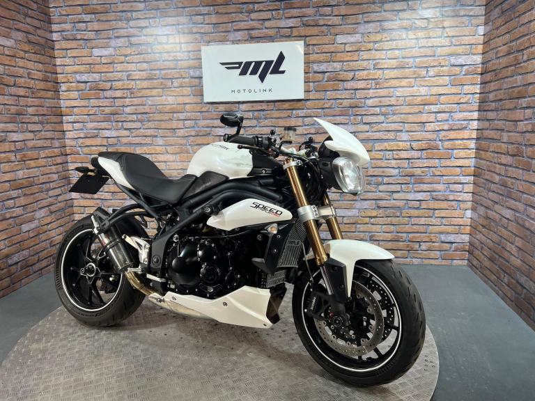 Triumph Speed Triple 1050 - EXCELLENT CONDITION - NATIONWIDE DELIVERY 