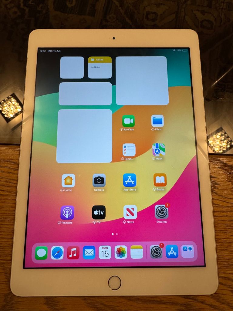 Apple iPad 6th Gen 32GB, Silver, Good Condition