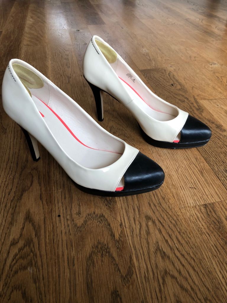 Ladies cream patent heels size 6