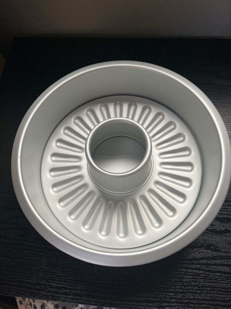 Bundt Cake Tin / Baking Pan - As Good As New