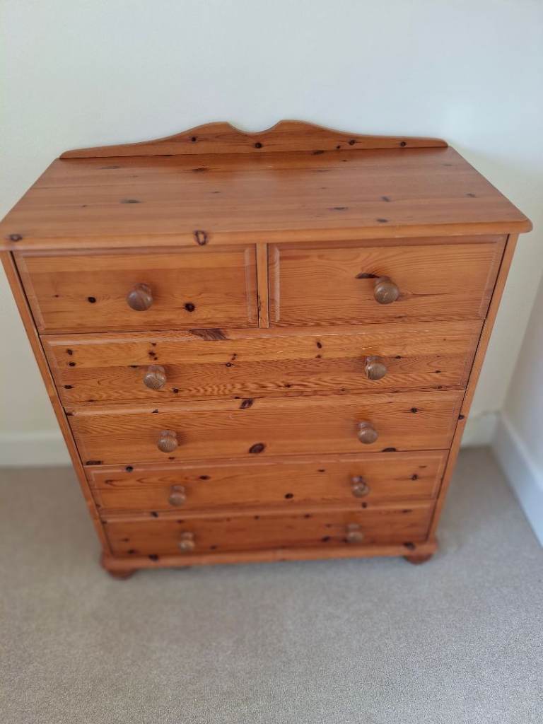 Pine chest of drawers