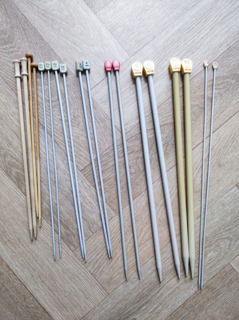 9 Pairs of Assorted Knitting Needles