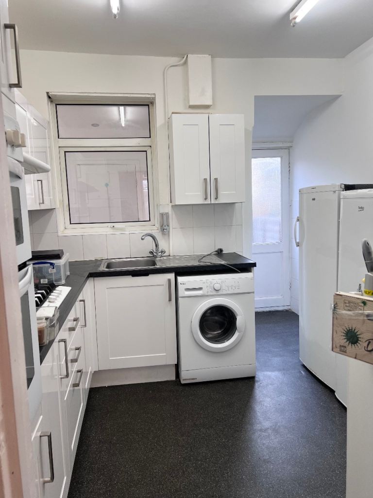 Double room and single bedroom to let