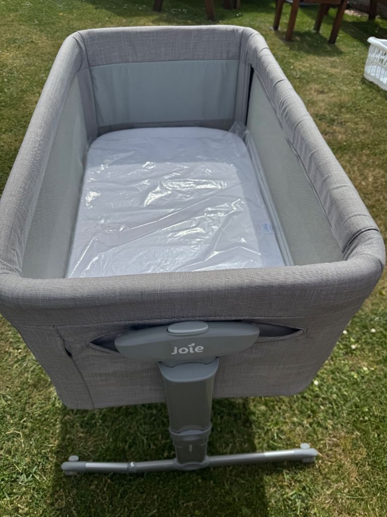 Joie Roomie Glide Bedside Crib – Grey, As Good As New
