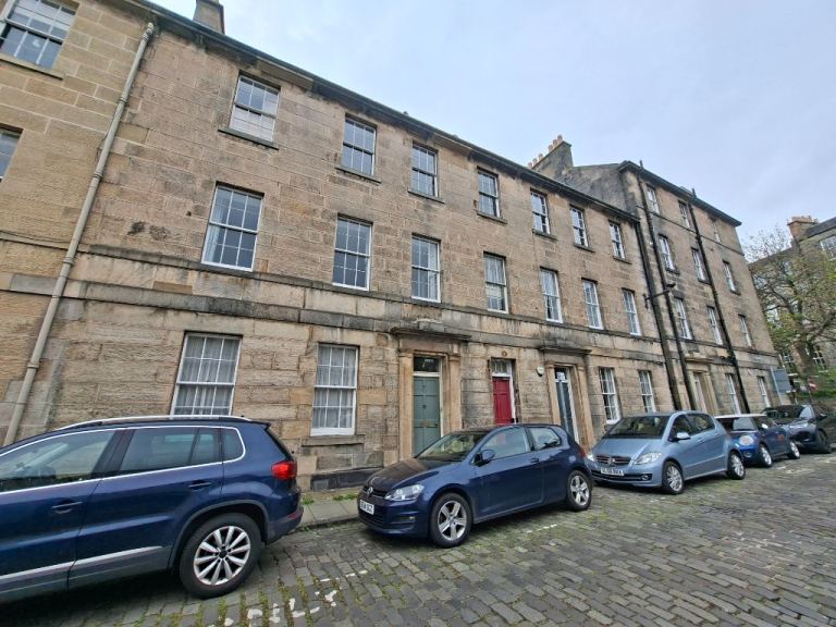 3 bedroom flat in Cheyne Street, Stockbridge, Edinburgh, EH4 1JA