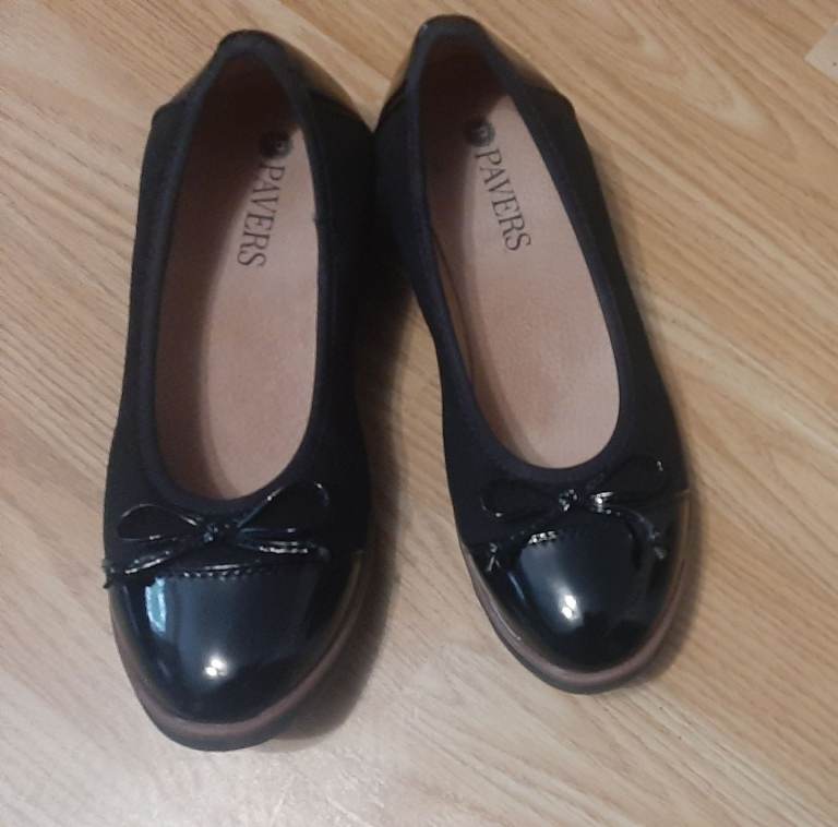 Ladies size 5 Pavers Black Patent Bow Flats 