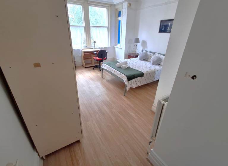 Large Ensuite double room to let in Charminster area.