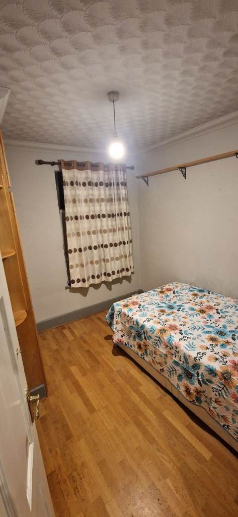 Semi double room for a single person. 