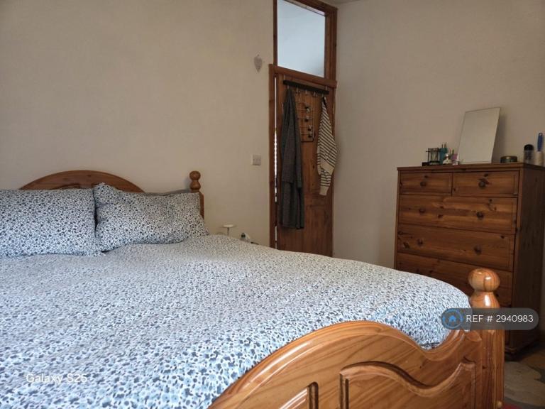 1 bedroom flat in Grange Park, Enfield, N21 (1 bed) (#2940983)