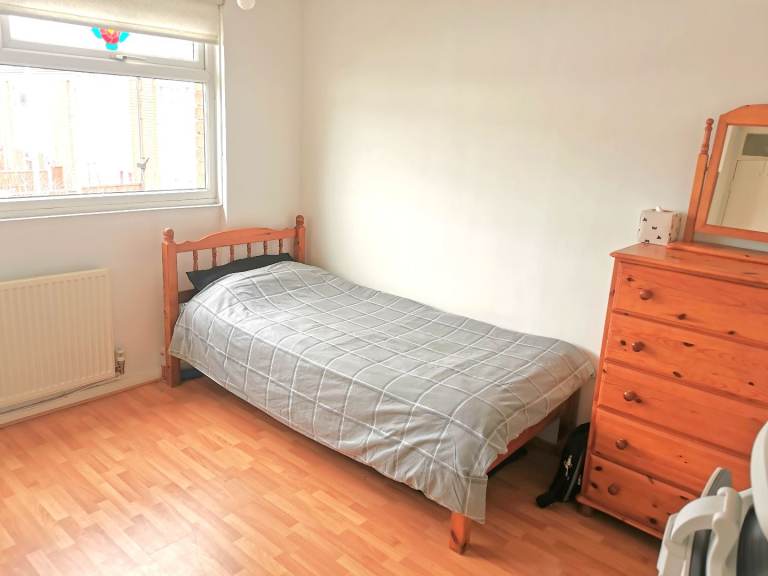 Spacious Single Bed near Parkside 