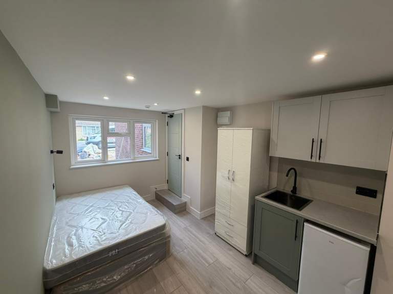 BENEFITS ACCEPTED - Studio Flat Available in Romford Havering RM11
