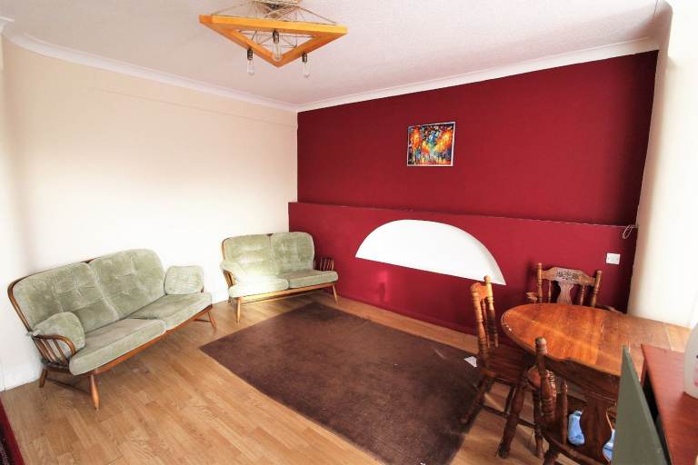 Spacious good condition 4 bedrooms sei-detached house in South Woodford Station- Company let Allowed