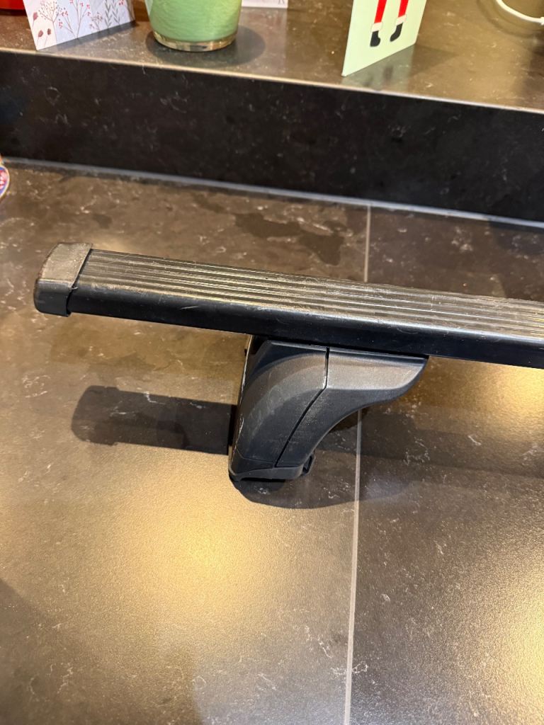 Volvo XC60 Thule roof bars and fitting kit 