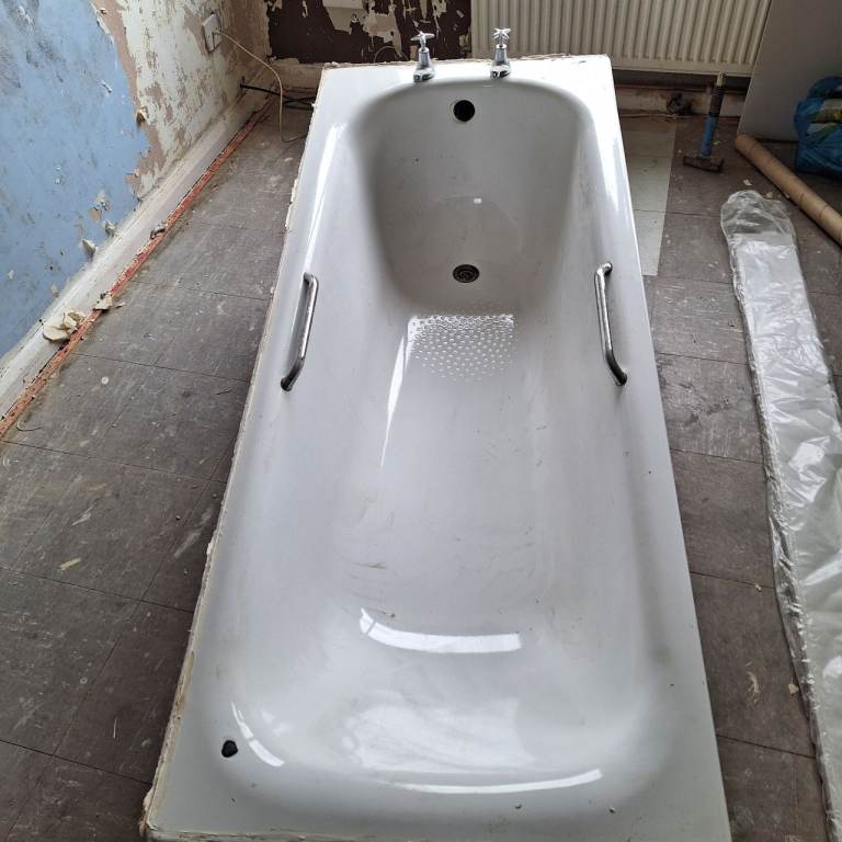 White Bathtub with Taps and Handles – Good Condition
