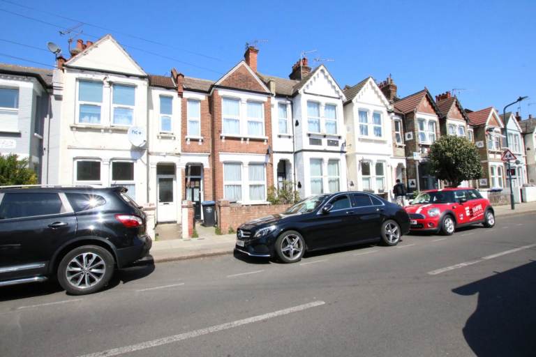 2 Bedroom Flat Available To Rent On Chapter Road, Willesden, NW2