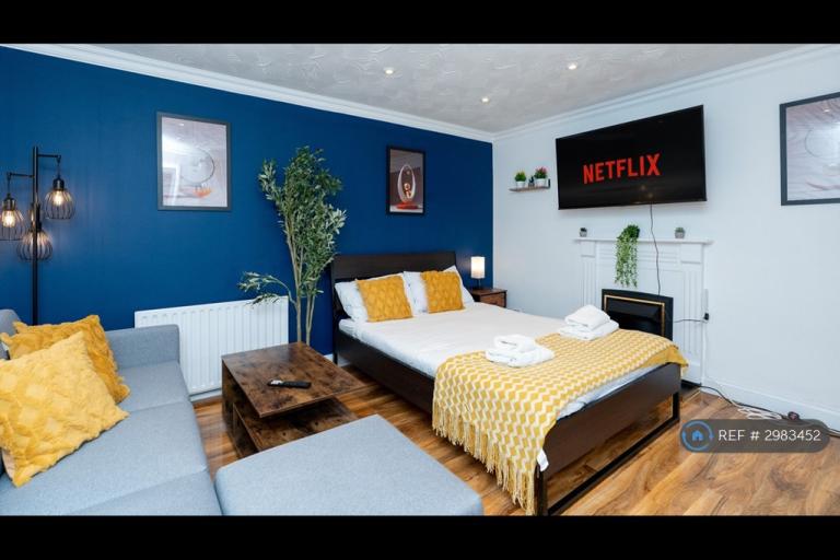 1 bedroom flat in Robert Mack Court, Portsmouth, PO1 (1 bed) (#2983452)
