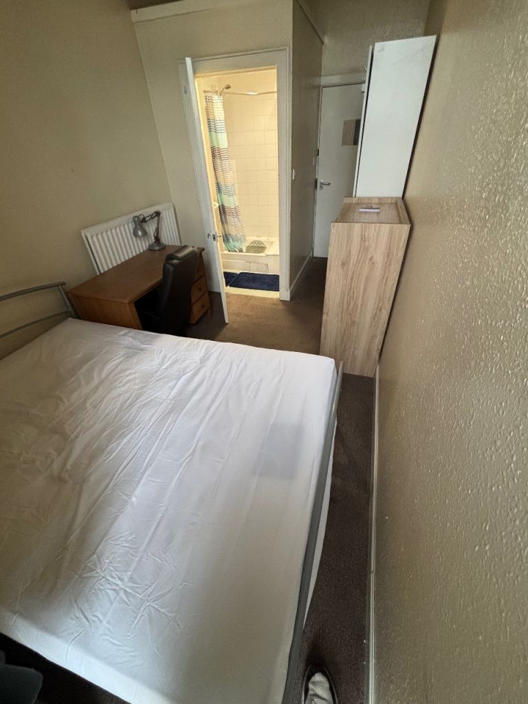City Centre, en-suite room with ALL BILLS, CT, wifi INC !  Elm Row