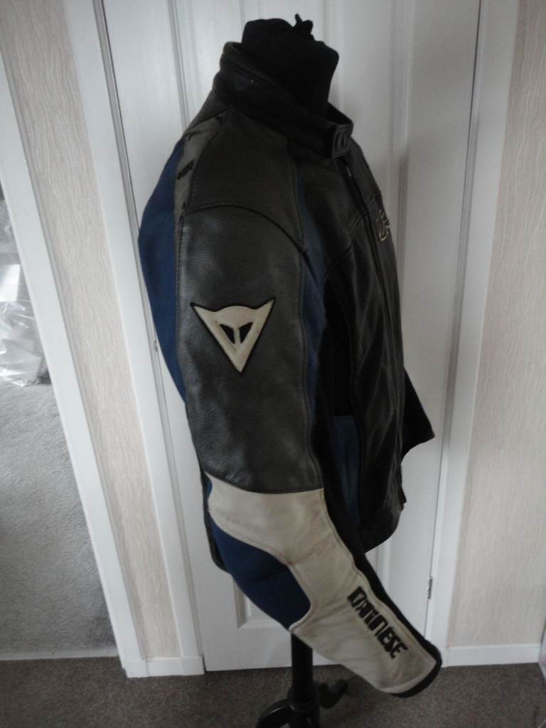 Dainese motorbike leather jacket with elbow and shoulder pads size 44 inch chest 